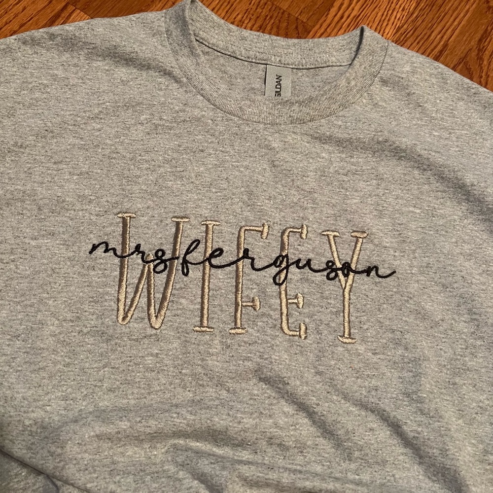 🆕 WIFEY T-SHIRT Embroidery - Picture 2 of 8